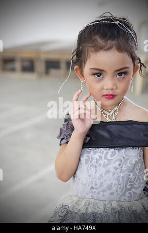 SIPALAY, Philippinen-Oktober 13,2016: Angehende kleiner Teil im Schönheitswettbewerb am 13. Oktober, Sipalay, Philippinen. Stockfoto