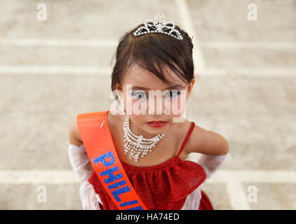 SIPALAY, Philippinen-Oktober 13,2016: Angehende kleiner Teil im Schönheitswettbewerb am 13. Oktober, Sipalay, Philippinen. Stockfoto