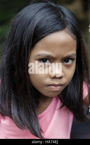 SIPALAY, Philippinen-Oktober 13,2016: Filipina Mädchen spielt auf der Straße nach dem Abitur am 13. Oktober, Sipalay, Philippinen. Stockfoto