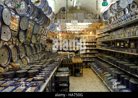 Authentische armenische Keramik und Keramik zum Verkauf in einer armenischen Fliesenwerkstatt in der Altstadt von Ost-Jerusalem Israel Stockfoto