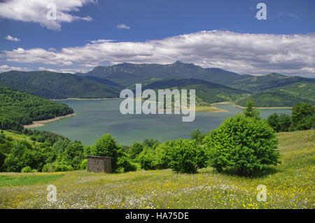 Landschaft mit See und Berg in Rumänien Stockfoto