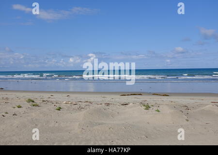 Sonnigen Tag an einem einsamen Strand Stockfoto