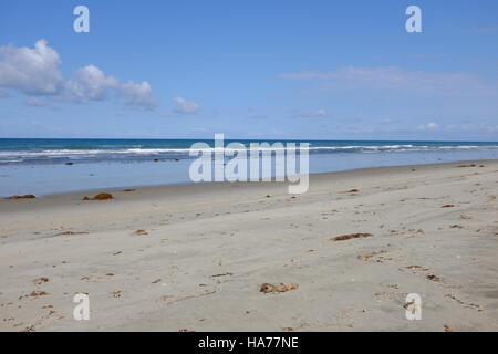 Sonnigen Tag an einem einsamen Strand Stockfoto