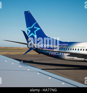 Air Transat Boeing 737-800 C-GTQF angedockt an einem Abfahrten/Ankünfte Tor Flughafen terminal Vancouver International Airport in Kanada. Stockfoto