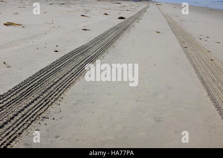 Reifenspuren am Strand im sand Stockfoto