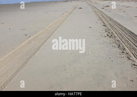 Reifenspuren am Strand im sand Stockfoto