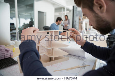Männliche Architekt Montage Architekturmodell im Büro