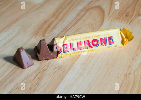 Bangkok, Thailand - 28. November 2016: Eine Bar von Toblerone - Schweizer Milchschokolade mit Honig und Mandel-Nougat. Stockfoto