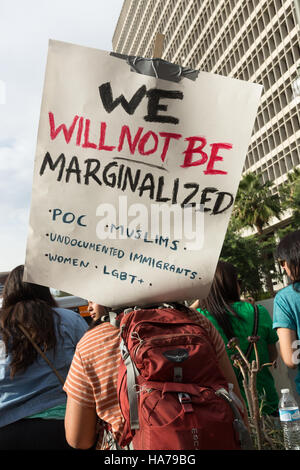 Schild am Anti-Trump-Kundgebung am Rathaus in Los Angeles, Kalifornien, Tage nach der Präsidentschaftswahl 2016 zu protestieren. Stockfoto