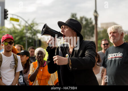 Junge Menschen protestieren gegen Donald Trump in City Hall in Los Angeles, Kalifornien. Stockfoto