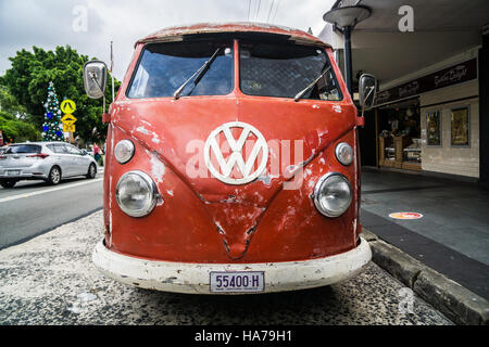 Ein Vintage VW-Splitscreen-Bus auf der Straße. Stockfoto