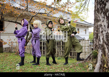 Junge japanische Mädchen, gekleidet in Cosplay Kostüm im Mamugame-Jou Park Stockfoto