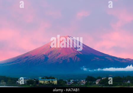 Feurige bunten Himmel über Kegels rote Krater des Mount Fuji bei Dawn Sonnenaufgang über dem Lake Kawaguchiko Wasser an einem Sommermorgen Stockfoto