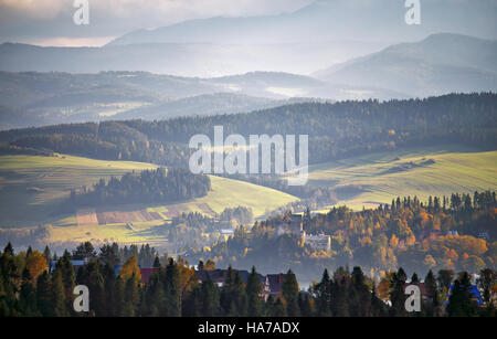 Polen im Herbst Hügel. Sonnigen Oktobertag in Malopolska Bergdorf. Verlieben Sie sich in Polen Stockfoto