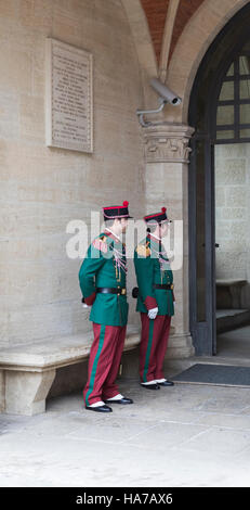 Wachen in zeremonieller Uniform außerhalb des Regierungsgebäudes Palazzo Pubblico auf der Contrada del Pianello, San Marino, Italien Stockfoto