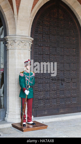 Wachen in zeremonieller Uniform außerhalb des Regierungsgebäudes Palazzo Pubblico auf der Contrada del Pianello, San Marino, Italien Stockfoto