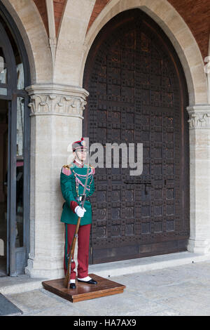 Wachen in zeremonieller Uniform außerhalb des Regierungsgebäudes Palazzo Pubblico auf der Contrada del Pianello, San Marino, Italien Stockfoto