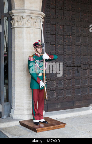 Wachen in zeremonieller Uniform außerhalb des Regierungsgebäudes Palazzo Pubblico auf der Contrada del Pianello, San Marino, Italien Stockfoto