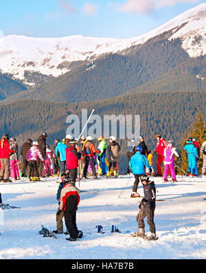 Viele Leute oben auf einem Hang in Bukovel. Bukovel ist das beliebteste Skigebiet in der Ukraine, im Jahr 2012 wurde die Stockfoto