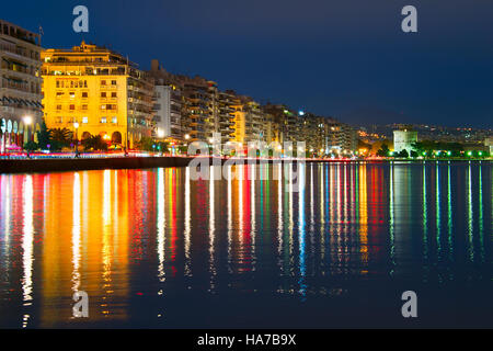 Damm von Thessaloniki mit Reflexion im Meer in der Dämmerung. Griechenland Stockfoto