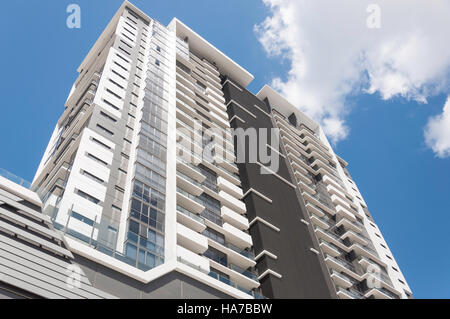 Modernes Wohnhaus mit Blick auf Milton Bahnhof, Milton, Brisbane, Queensland, Australien Stockfoto