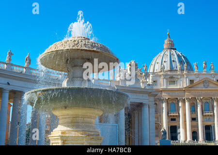 Brunnen auf dem Saint Peter Platz. Vatikan. Rom Stockfoto