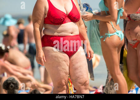 Beleibte Frau im Badeanzug. Stockfoto