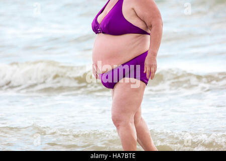 Dicke Frau am Strand. Stockfoto