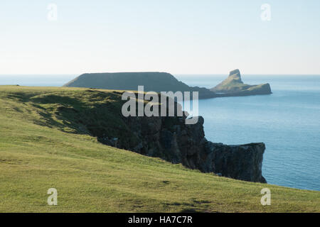 Blick in Richtung Damm über, der Wurm Head,Gower.Rhossilli,Bay,beach,Gower,Wales, durch steigende Gezeiten, Flut, Wasser abgeschnitten. Stockfoto