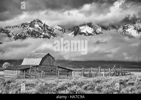 Schwarz / weiß Teton Bergkette mit Moulton Scheune in Grand Teton Nationalpark, Wyoming, USA. Stockfoto