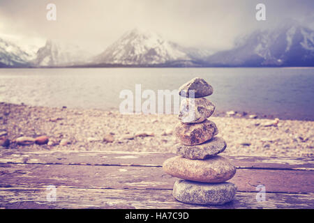 Vintage getönten Stapel von Steinen, Gleichgewicht und Harmonie Konzept, Grand-Teton-Nationalpark, Wyoming, USA. Stockfoto