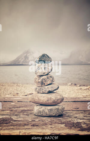 Vintage getönten Stapel von Steinen, Gleichgewicht und Harmonie Konzept, Grand-Teton-Nationalpark, Wyoming, USA. Stockfoto