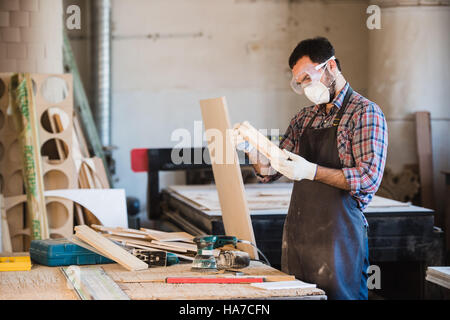 Horizontale Ansicht professionell gekleidet Schreiner ein Brett Lackieren Stockfoto