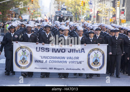 Veterans Day Parade; auch bekannt als Amerikas Parade; Marken auf der 5th Avenue in New York City. Navy Personal von der USS IWO JIMA ein Wasp-Klasse amphibischer Angriff Schiff der United States Navy. Stockfoto