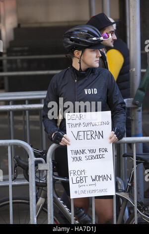 Veterans Day Parade; auch bekannt als Amerikas Parade; Marken auf der 5th Avenue in New York City. LGBT-Frau macht eine Aussage bei der Parade. Stockfoto