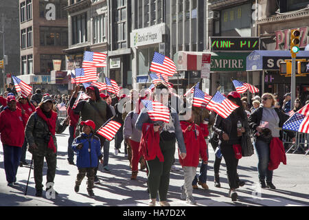 Veterans Day Parade; auch bekannt als Amerikas Parade; Marken auf der 5th Avenue in New York City. Stockfoto