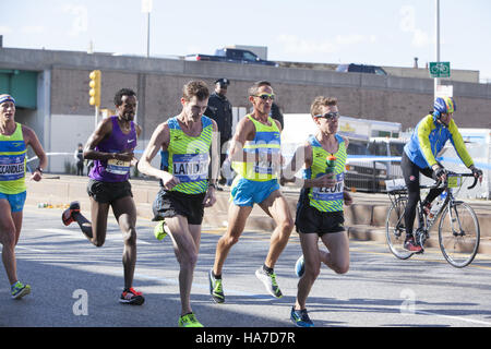 New York City Marathon-Läufer auf der 4th Avenue in Brooklyn etwa 4 Meilen ins Rennen. Stockfoto