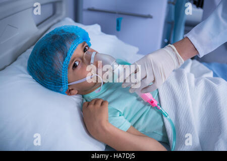 Arzt Patient im Bezirk eine Sauerstoffmaske Inverkehrbringen Stockfoto