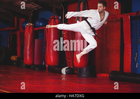 Durchführung von Kickboxen Karate-Spieler Stockfoto