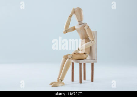Müde aus Holz Figur mit Hand auf Stirn Stockfoto