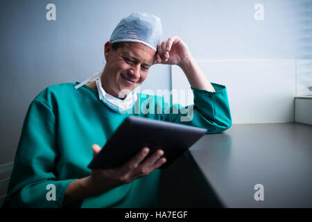 Männliche Chirurgen mit digital-Tablette Stockfoto