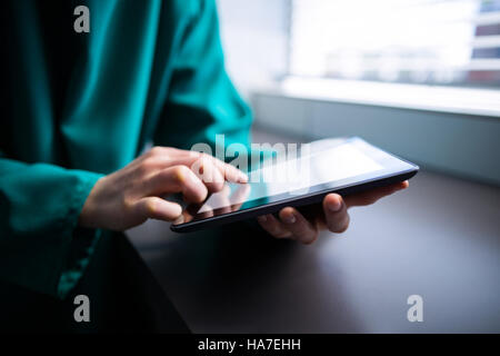 Mittleren Bereich des Chirurgen mit digital-Tablette Stockfoto