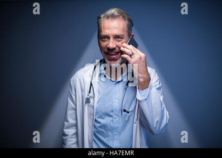 Arzt telefonieren mit Handy Stockfoto