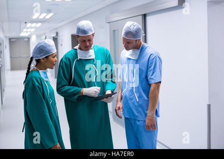 Chirurgen, die Diskussion über digital-Tablette im Korridor Stockfoto