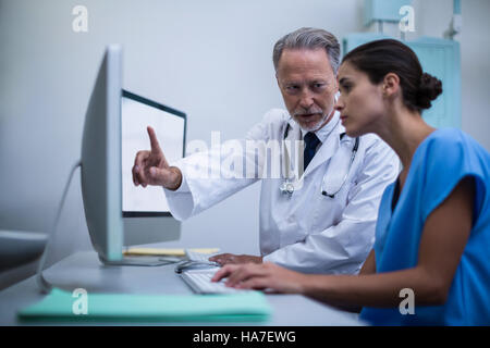 Arzt und Krankenschwester arbeiten am computer Stockfoto