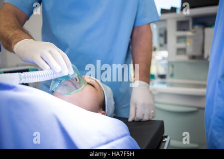 Platzieren einer Sauerstoffmaske auf den ersten Blick ein Patient Arzt Stockfoto