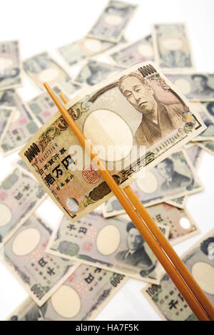 10000 Yen Rechnung mit Stäbchen Stockfoto