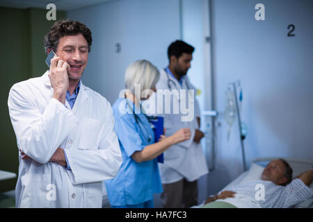 Telefonieren mit Handy im Krankenhaus Arzt Stockfoto