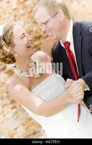 Junge Braut und Bräutigam miteinander Lachen Stockfoto