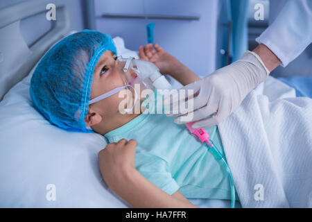 Arzt Patient im Bezirk eine Sauerstoffmaske Inverkehrbringen Stockfoto